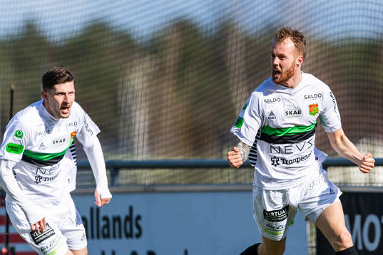 GAIS Daniel Sterner jublar efter att han gjort 0-1