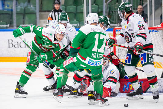 Rögles Brady Ferguson oroar framför Frölundas målvakt