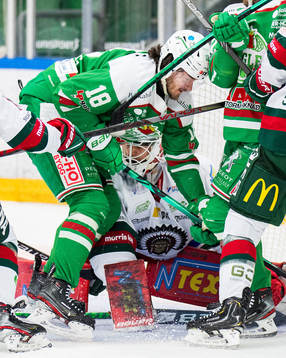 Rögles Dennis Everberg oroar mot Frölundas målvakt Johan