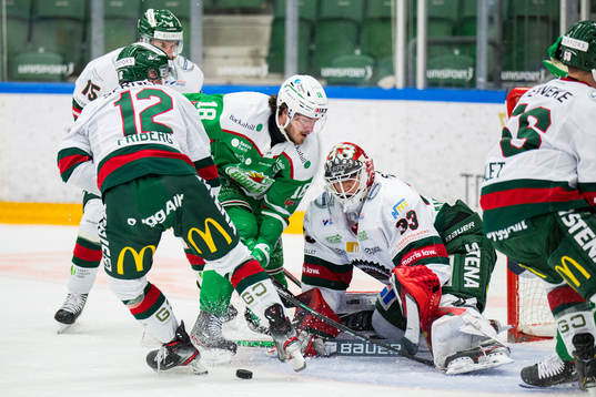 Rögles Dennis Everberg oroar mot Frölundas målvakt Johan