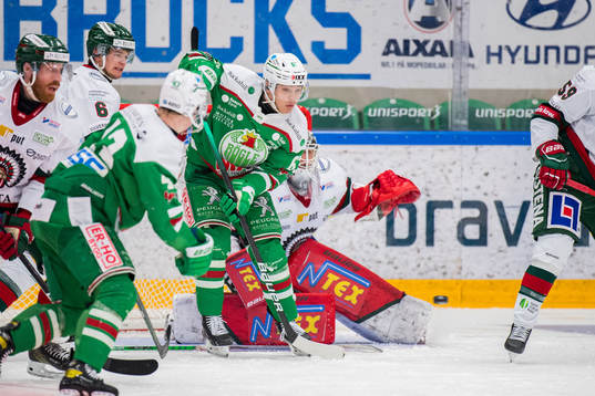 Rögles Leon Bristedt oroar framför Frölundas målvakt