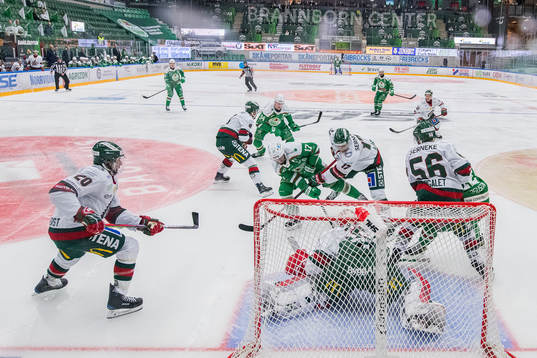 Rögles Taylor Matson oroar framför Frölundas Joel