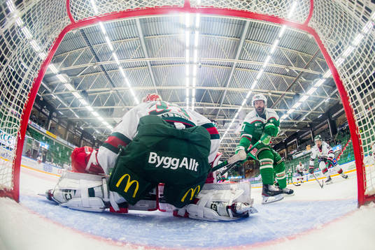 Rögles Taylor Matson oroar mot Frölundas målvakt Johan