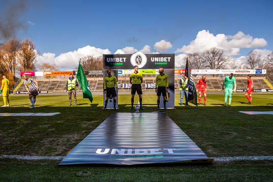Landskronas spelare, assisterande domare Luke Kychyku, domare Magnus Lindgren, assisterande domare Pär Leek och Värnamos spelare