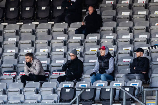 Landskronas  Erik Pärsson, Markus Nilsson (naprapat), Hampus Pauli och Dennis Olofsson på läktaren