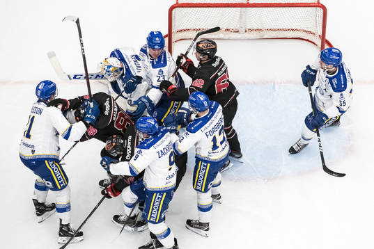 Gruff framför Leksands målet Leksands Martin Karlsson och