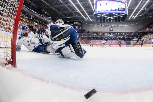 1-3 bakom Leksands målvakt Janne Juvonen och Mattias Ritola