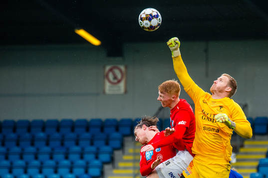 Trelleborgs målvakt Hampus Nilsson och Norrbys Wilhelm