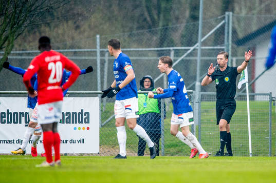 Norrbys Bubacarr Jobe tittar på när domare Fredrik