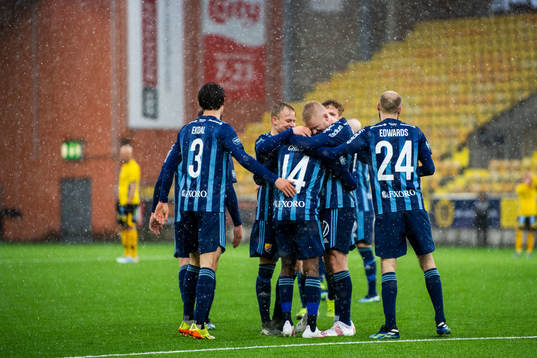 Djurgårdens spelare jublar efter 0-2 av Edward Chilufya