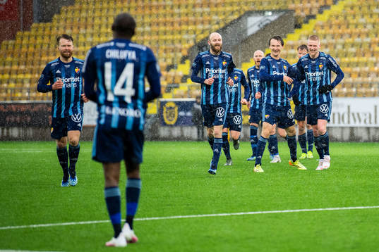 Djurgårdens spelare jublar efter 0-2 av Edward Chilufya