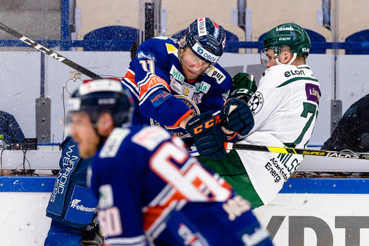 Växjös Ilari Melart tacklar Färjestads Jacob Nilsson