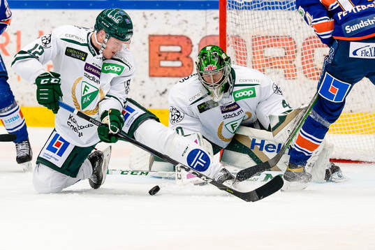 Färjestads Niclas Lundgren  framför målvakt Henrik