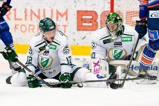 Färjestads Niclas Lundgren  framför målvakt Henrik