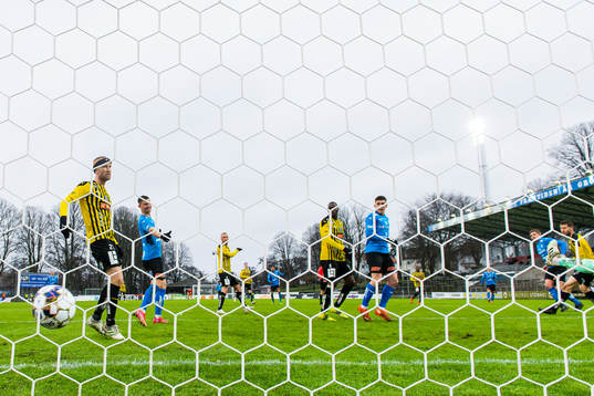 Häckens Rasmus Lindgren, Halmstads Markus Antonsson och Emil Tot Wikström ser Mikael Boman göra 1-0
