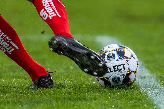 Halmstads målvakt Malkolm Nilsson Säfqvist sparkar ut