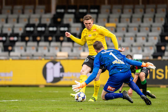 Mjällbys Jacob Bergström och Varbergs målvakt August