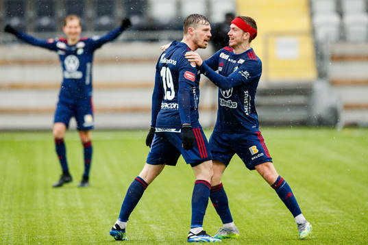 Östers Nicolas Mortensen  och Carl Johansson jublar efter 0-1