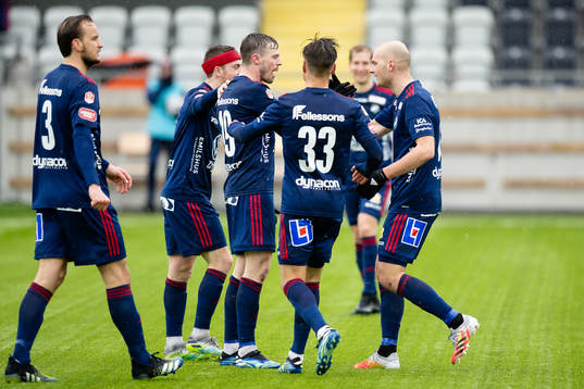 Östers Nicolas Mortensen jublar med lagkamrater efter 0-1