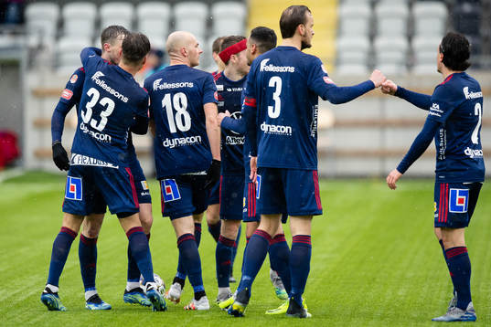 Östers Nicolas Mortensen jublar med lagkamrater efter 0-1