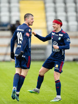 Östers Nicolas Mortensen jublar med Carl Johansson efter 0-1
