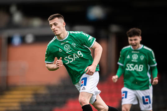 Brages Leonard Pllana jublar efter han gjort 1-1 på frispark