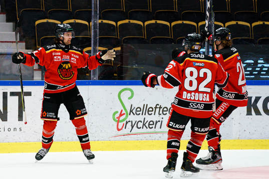 Luleås Pontus Själin och Chris Desousa jublar
