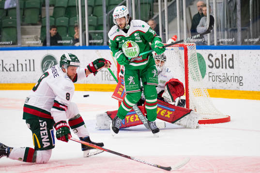 Rögles Dennis Everberg skymmer framför Frölundas