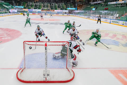 Rögles Leon Bristedt (th) med en målchans mot Frölundas