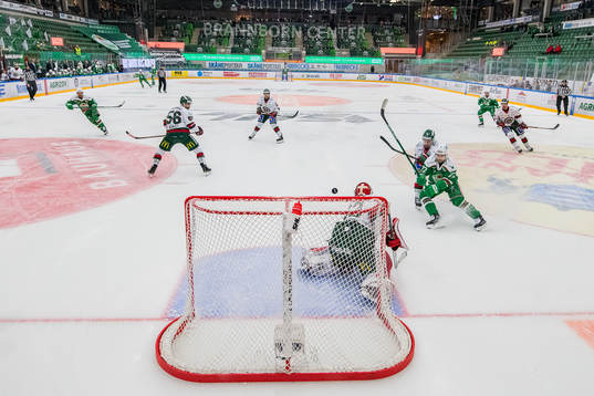 Rögles Daniel Zaar (th) med en målchans mot Frölundas