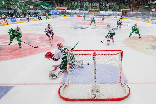Rögles Adam Tambellini gör 4-1 bakom Frölundas målvakt