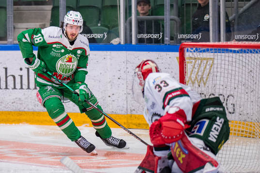 Rögles Dennis Everberg oroar mot Frölundas målvakt Johan