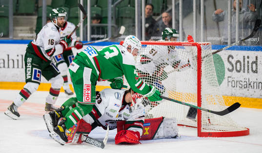 Rögles Olli Palola oroar mot Frölundas målvakt Johan