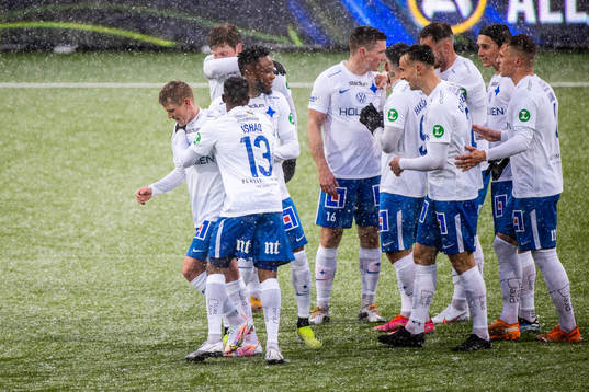 IFK Norrköpings Ari Skúlason jublar med lagkamrater efter 1-0