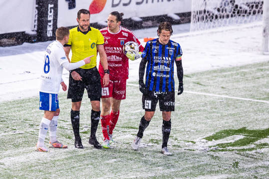 Domare Victor Wolf i diskussion med IFK Norrköpings Ari