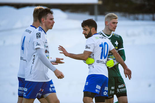 Luleås Arish Nouri och målvakt Simon Gustafsson jublar