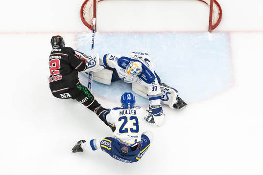 Örebros Filip Barklund och Leksands målvakt Janne Juvonen