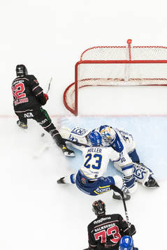 Örebros Filip Barklund och Leksands målvakt Janne Juvonen