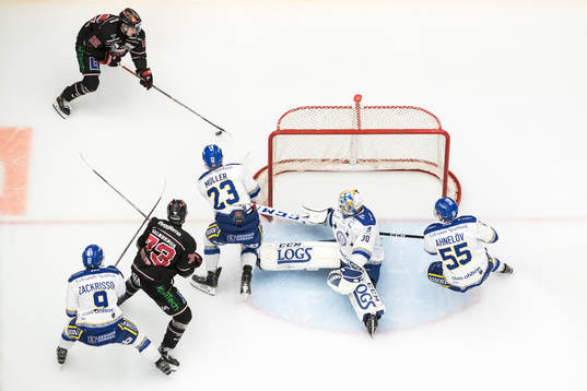 Örebros Filip Barklund och Leksands målvakt Janne Juvonen