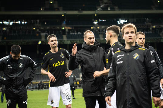 s sportchef Henrik Jurelius jublar efter fotbollsmatchen i Allsvenskan mellan AIK och Degerfors den 12 april 2021 i Stockholm. 