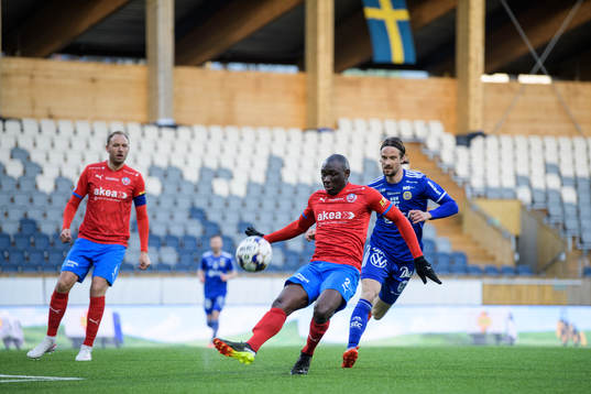 Helsingborgs Andreas Granqvist och Ravy Tsouka-Dozi mot Sundsvalls Linus Hallenius