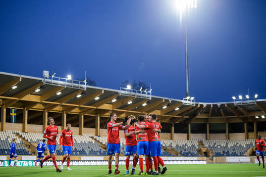 Helsingborgs Anthony van den Hurk jublar med lagkamrater efter 1-2