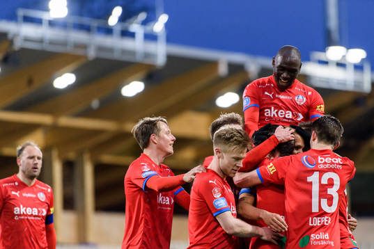 Helsingborgs Anthony van den Hurk jublar med lagkamrater efter 1-2