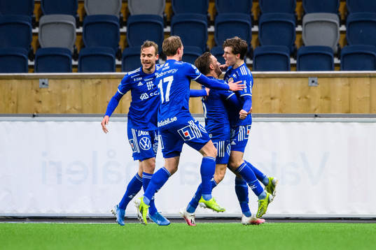 Sundsvalls Johan Bengtsson jublar med lagkamrater efter 2-2
