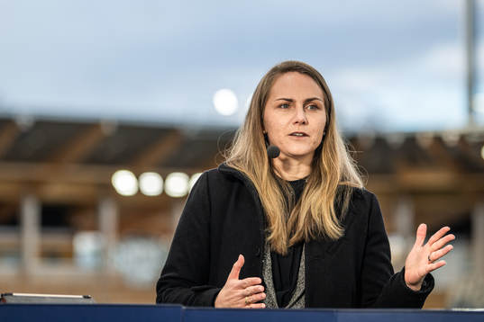 Emelie Ölander i Discovery+ studio