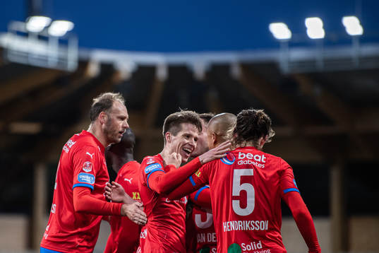 Helsingborgs Bödvar Bödvarsson jublar med Brandur Hendriksson Olsen och Andreas Granqvist efter att Anthony van den Hurk gjort 1-2
