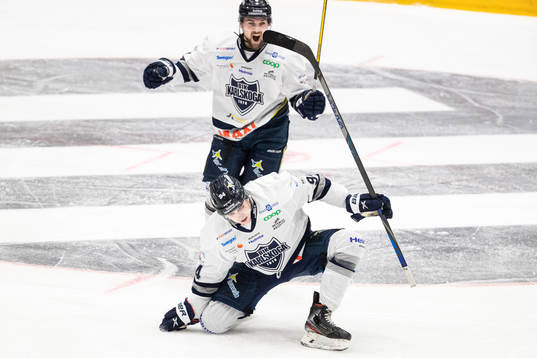 Karlskogas Linus Karlsson jublar