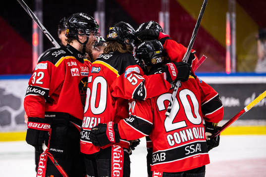 Luleås Daniel Sondell jublar med lagkamrater