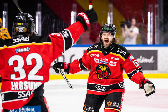 Luleås Daniel Sondell jublar med lagkamrater