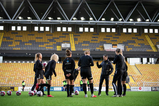 tränare Joakim Carlsson håller genomgång